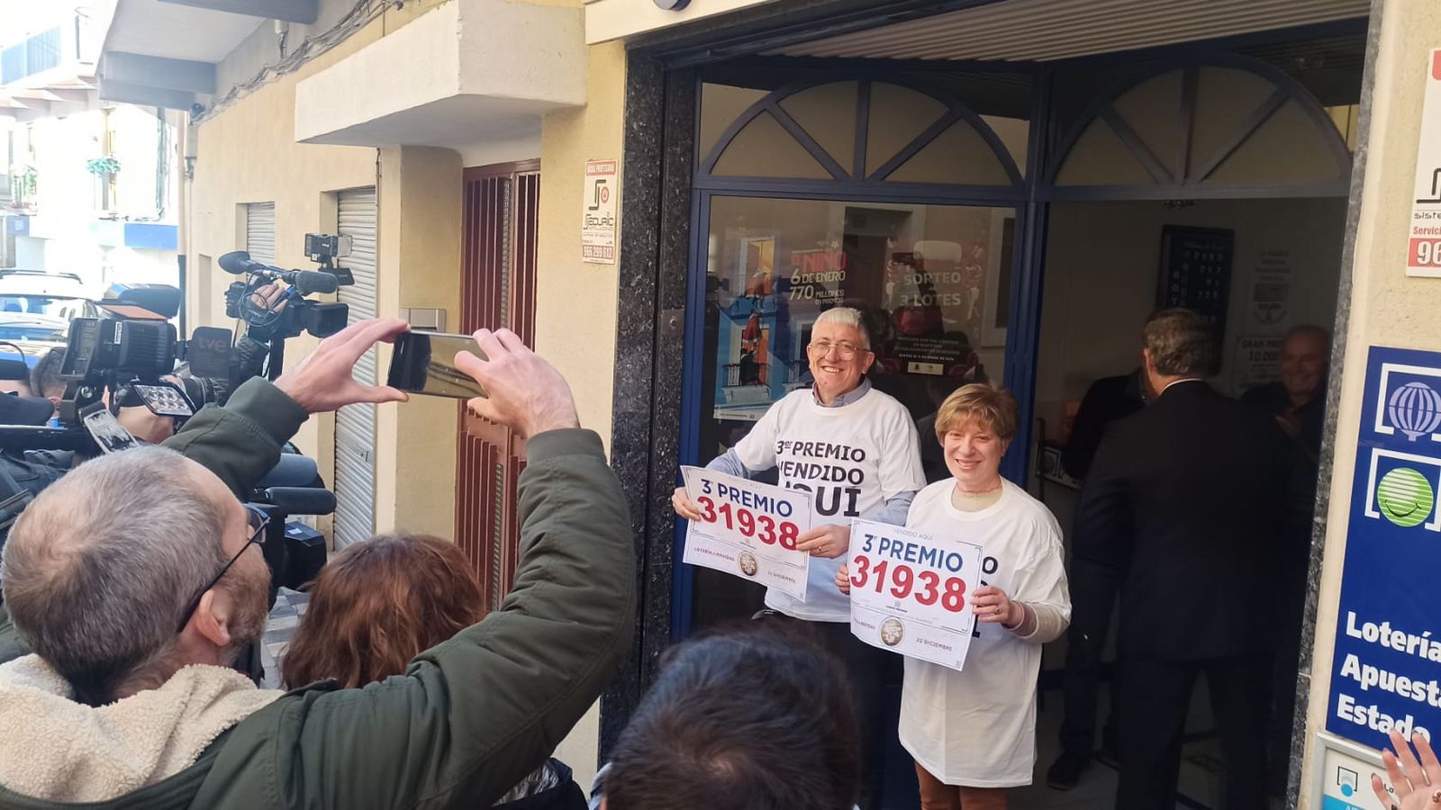 Els propietaris de l'administració de loteria de Biar celebren el tercer premi del sorteig de Nadal