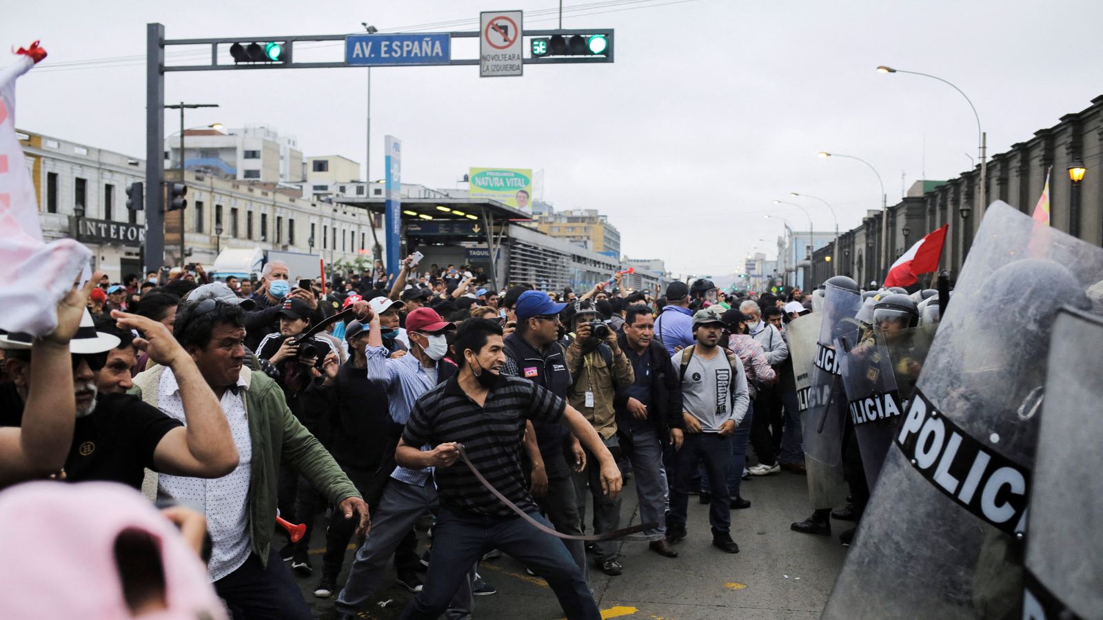 Enfrontaments entre manifestants i la Policia a Lima, aquest dimecres