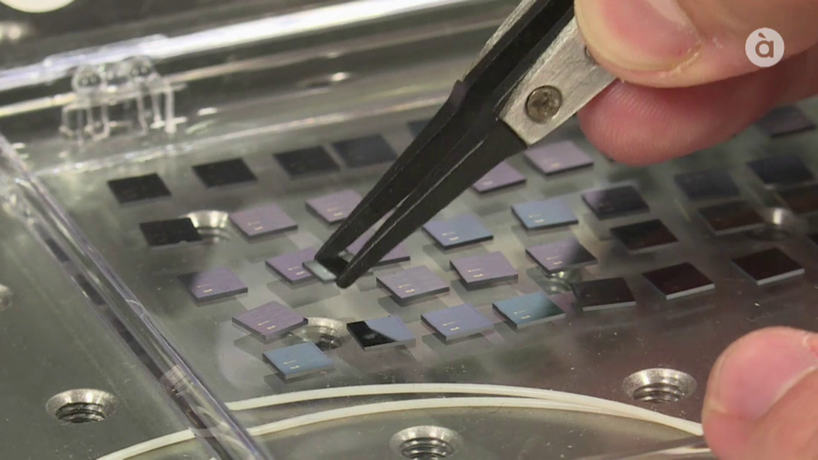 La falta de microxips posa en alerta les empreses valencianes
