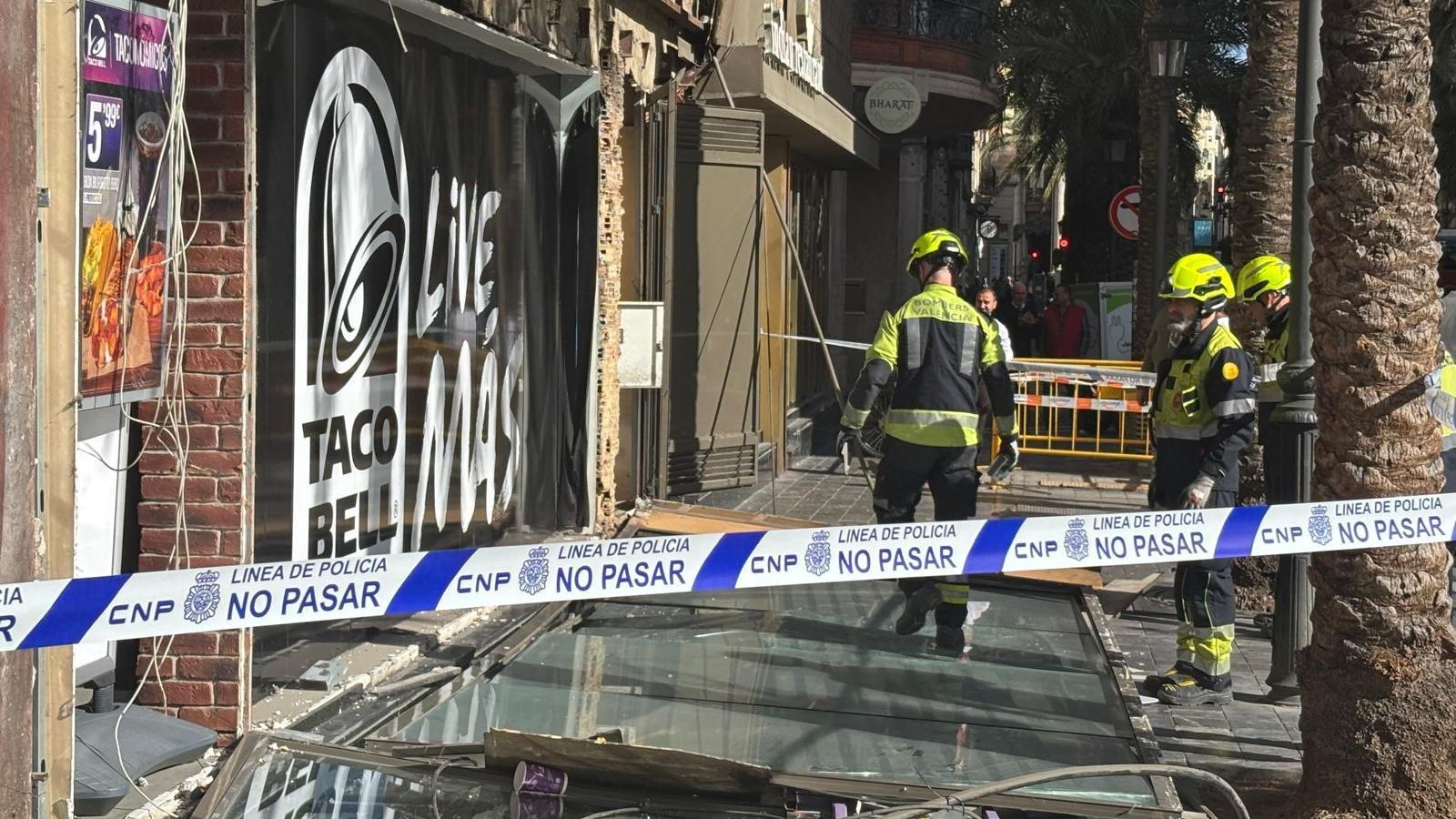 En imatge, el finestral que ha caigut sobre una turista