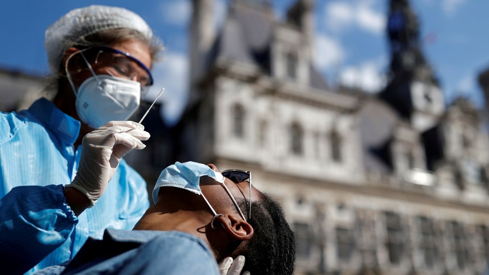 Personal sanitari realitza una prova de coronavirus a un punt de tests instal·lat davant de l'Ajuntament de París
