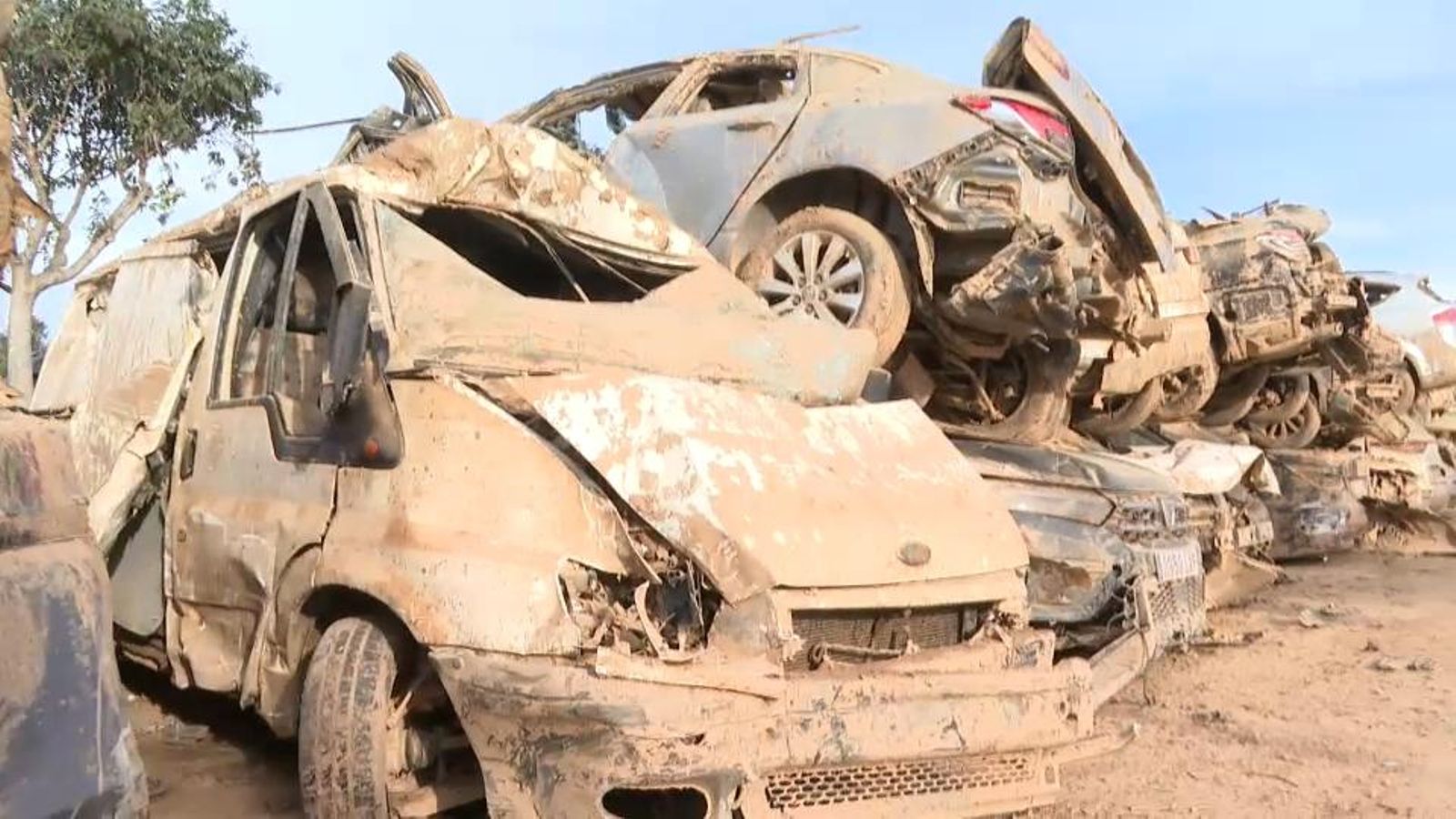 Els Reis d’Orient passen també per una de les campes de cotxes sinistrats de Catarroja