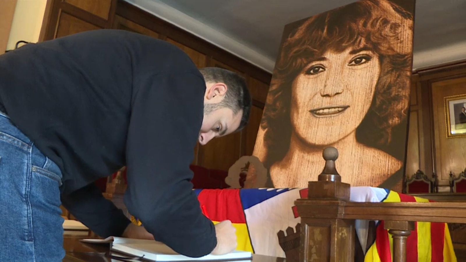 Veïns d'Alcoi signant al llibre d'honor