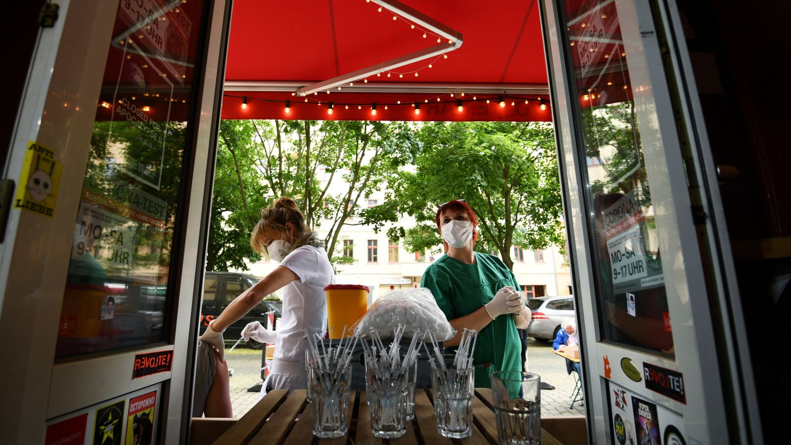 Una sanitària injecta una vacuna contra el coronavirus en un bar de Berlín, on administren els preparats per a avançar en la vacunació massiva