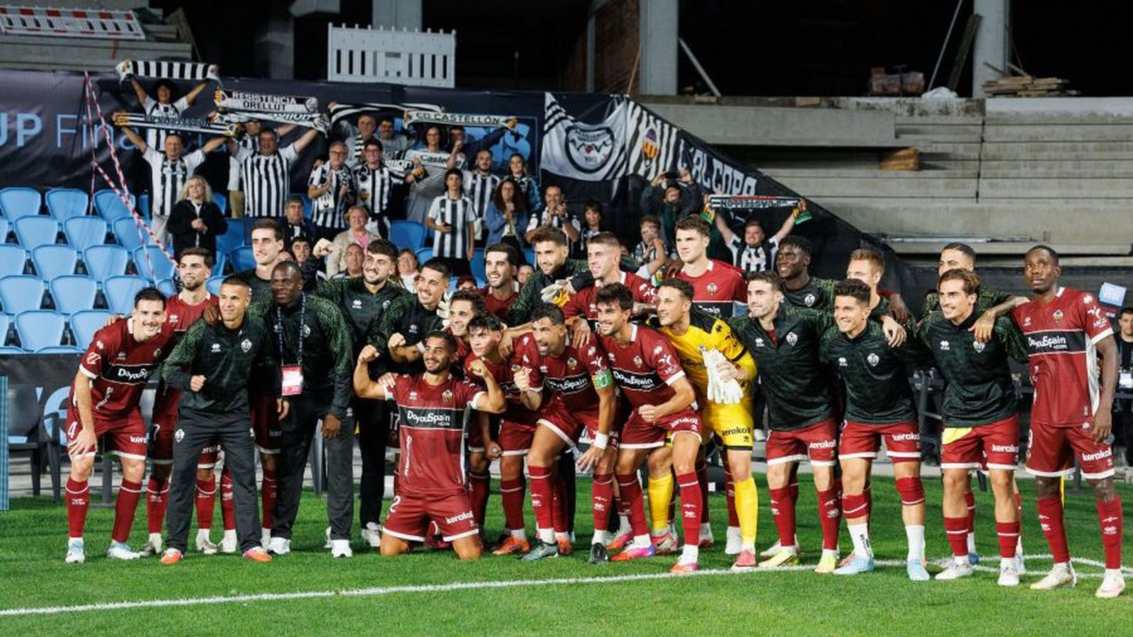 El Castelló ha celebrat el triomf amb l'afició desplaçada a Vigo