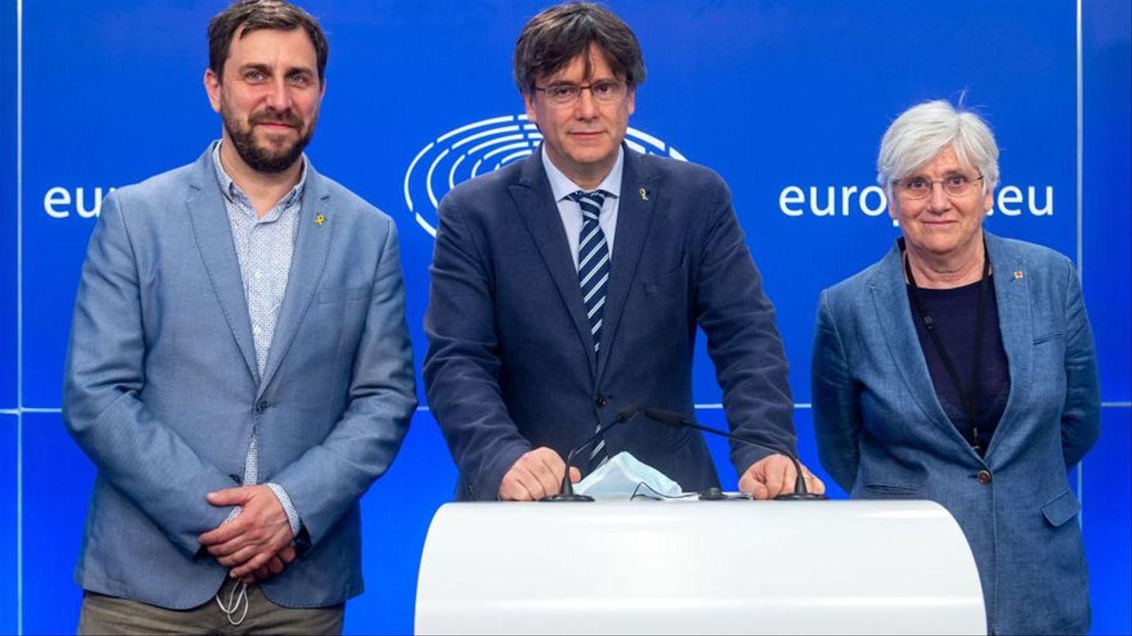 Carles Puigdemont (centre), acompanyat pels europarlamentaris Antoni Comín i Clara Ponsatí, en una imatge d'arxiu / Jan Van De Vel (Europa Press)