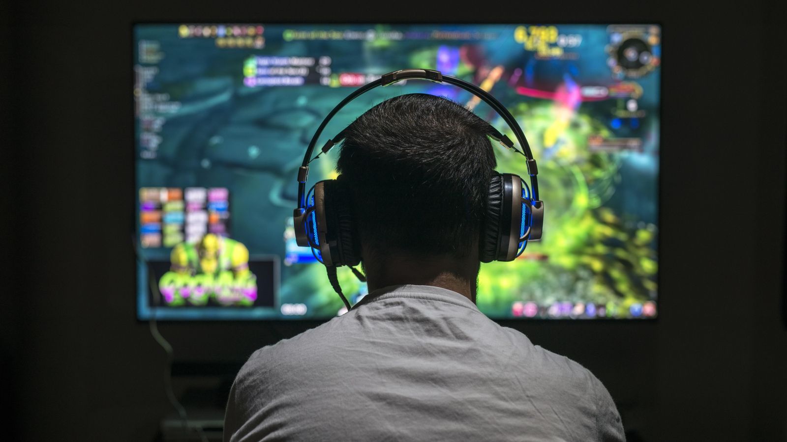 Imatge d'arxiu d'una persona jugant a un videojoc