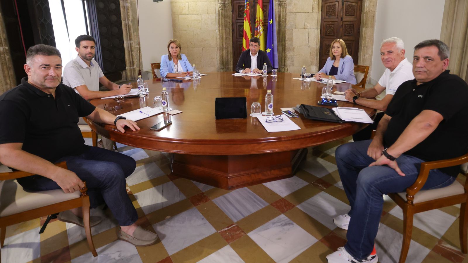 Carlos Mazón es reuneix amb representants de l'agrupació ciutadana d'afectats per la dana ‘Tots a una veu’