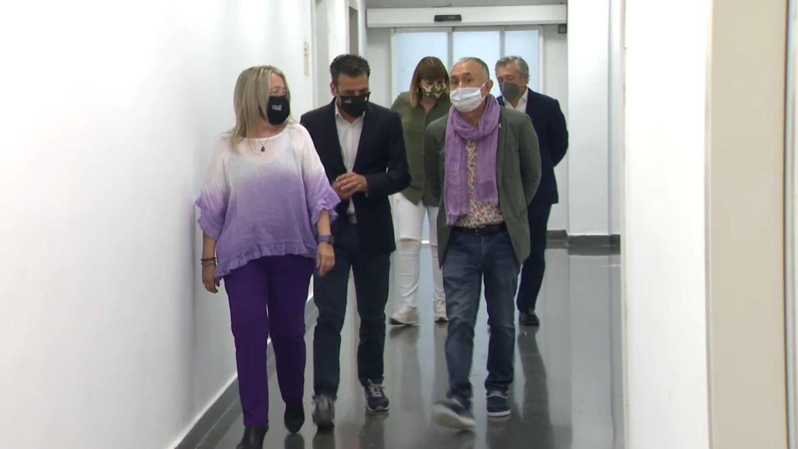 El líder d'UGT, a l'esquerra, en un dels corredors del centre de producció de programes de Burjassot minuts abans de l'entrevista