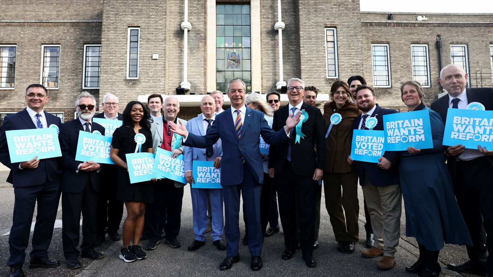 El líder de Reform UK, Nigel Farafe, posa amb alguns dels regidors electes