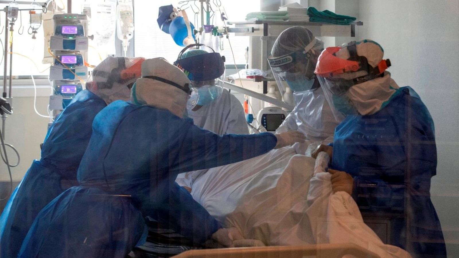 Sanitaris atenent a un pacient en una UCI