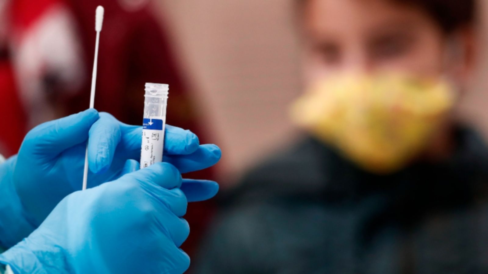 Una infermera es disposa a realitzar una prova PCR, en una imatge d'arxiu.