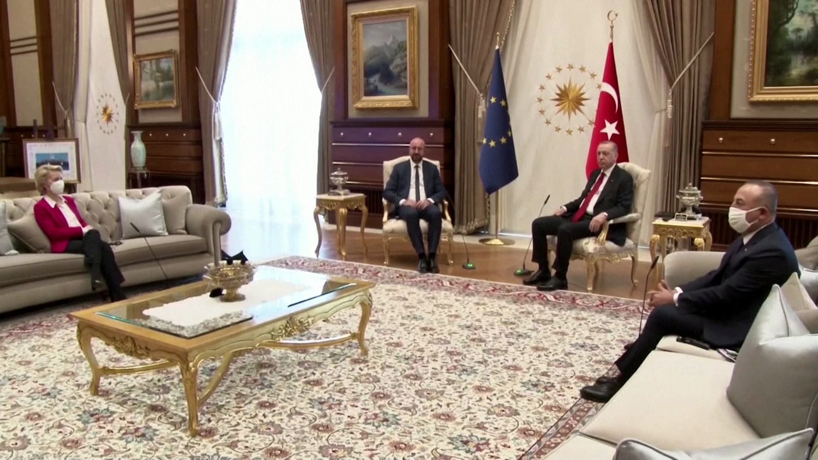 Imatge de la reunió del dimarts a Ankara, presidida per Recep Tayyib Erdogan i Charles Michel, amb Ursula von der Leyen i el ministre d'Afers Estrangers turc, Mevlet Cavusoglu, en els sofàs laterals