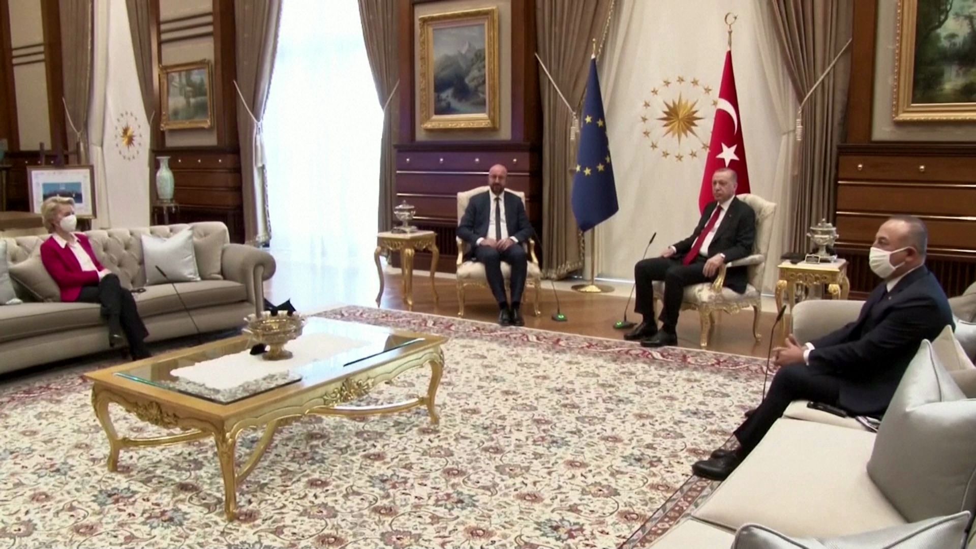 Imatge de la reunió de dimarts a Ankara, presidida per Recep Tayyib Erdogan i Charles Michel, amb Ursula von der Leyen i el ministre d'Afers Estrangers turc, Mevlüt Çavusoglu, als sofàs laterals Imatge de la reunió del dimarts a Ankara, presidida per Recep Tayyib Erdogan i Charles Michel, amb Ursula von der Leyen i el ministre d'Afers Estrangers turc, Mevlet Cavusoglu, en els sofàs laterals