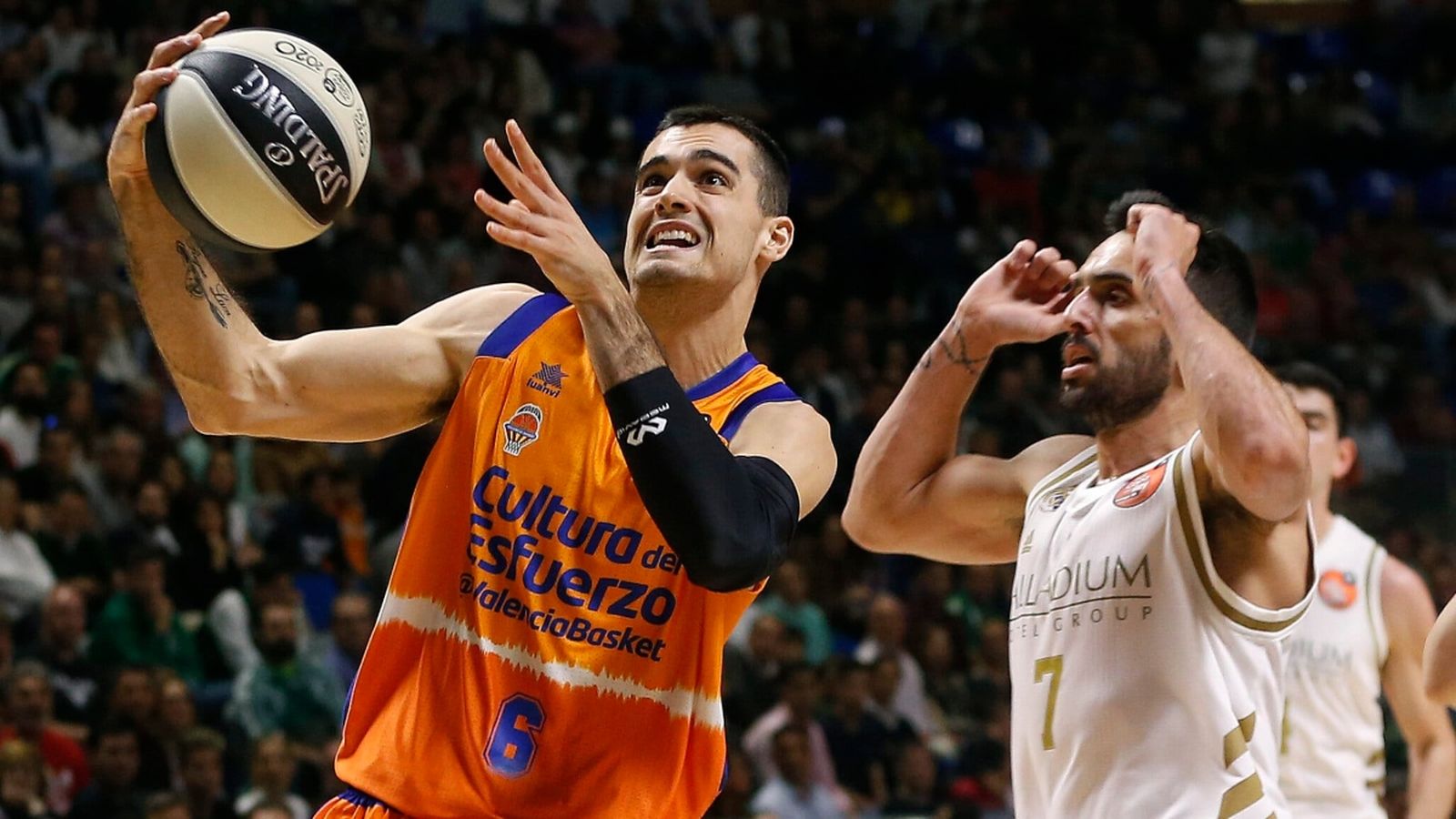 L'aler del València Basket, Alberto Abalde, en una acció davant l’argentí Facundo Campazzo.