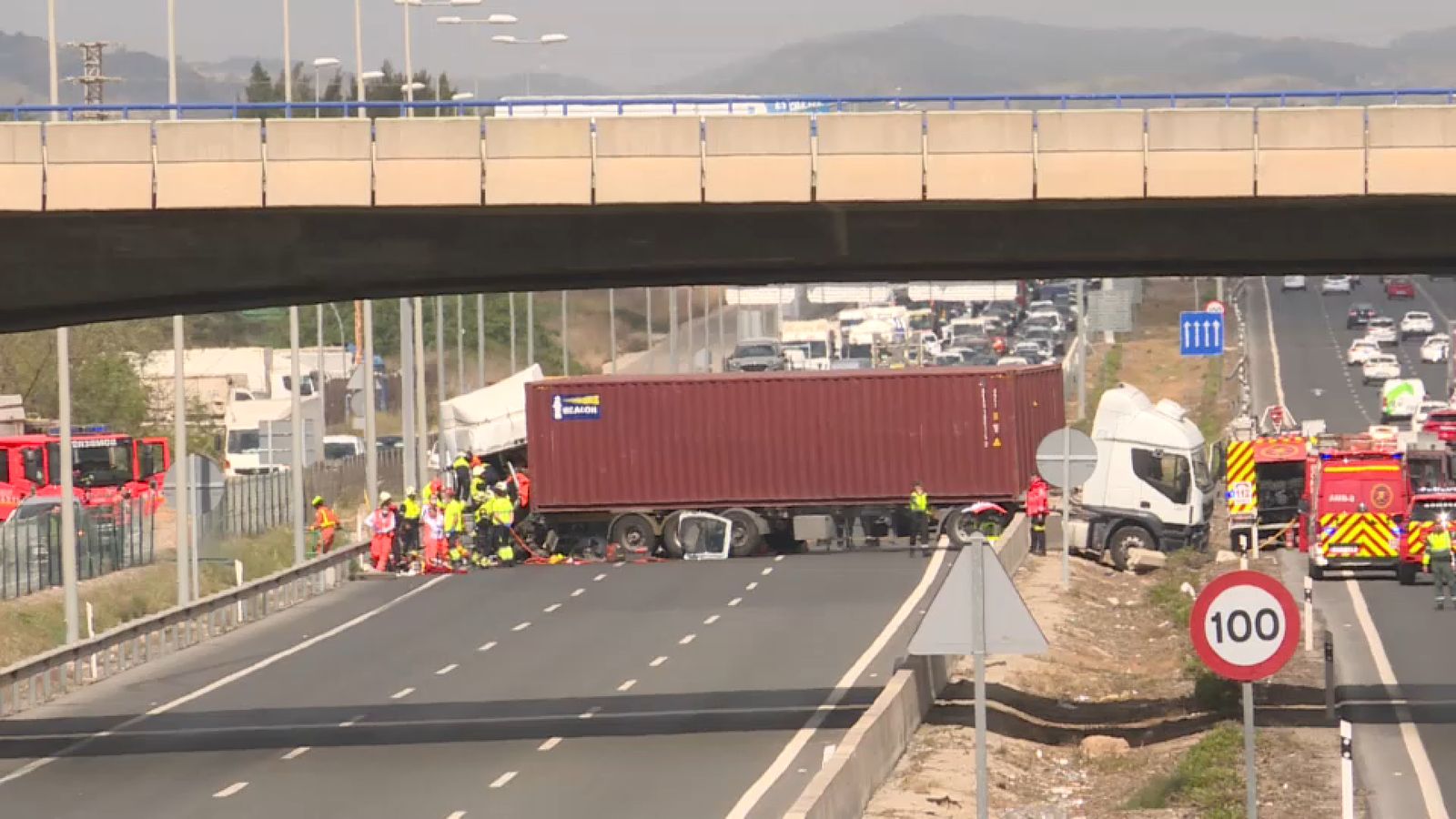 En imatge, un dels camions travessat de costat a costat de l'A3