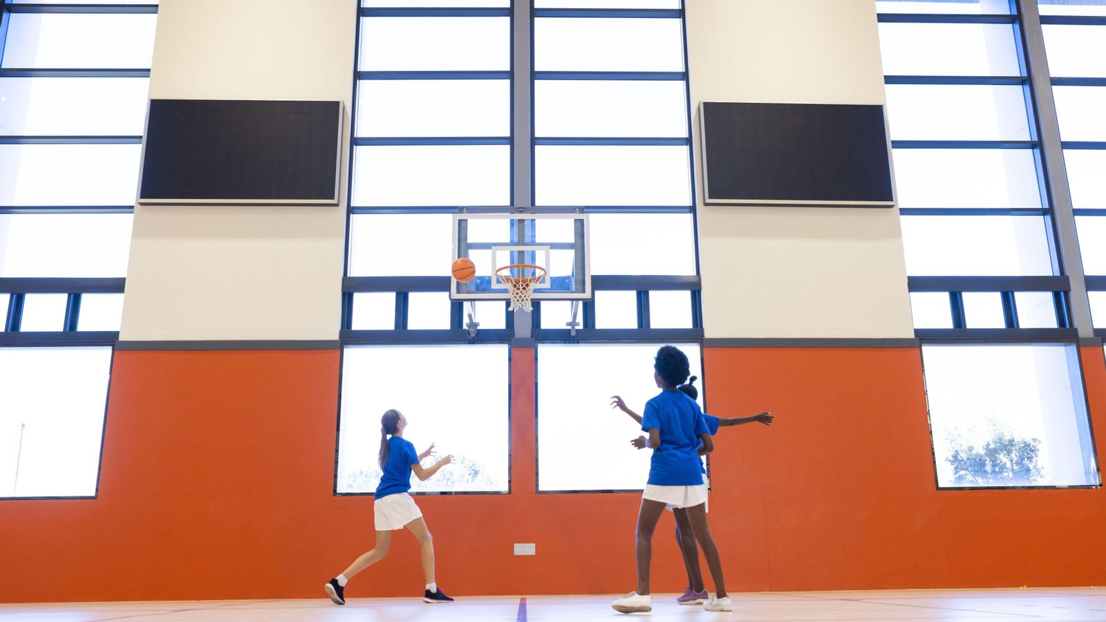 L'entrador demanava imatges íntimes a les xiques argumentant que la seua dona tenia un problema amb el pit