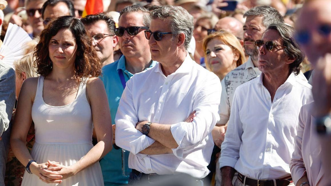 El líder del PP, Alberto Núñez Feijóo, amb la presidenta de la Comunitat de Madrid, Isabel Díaz Ayuso, i l'expresident del Govern José María Aznar El líder del PP, Alberto Núñez Feijóo, amb la presidenta de la Comunitat de Madrid, Isabel Díaz Ayuso, i l'expresident del Govern José María Aznar
