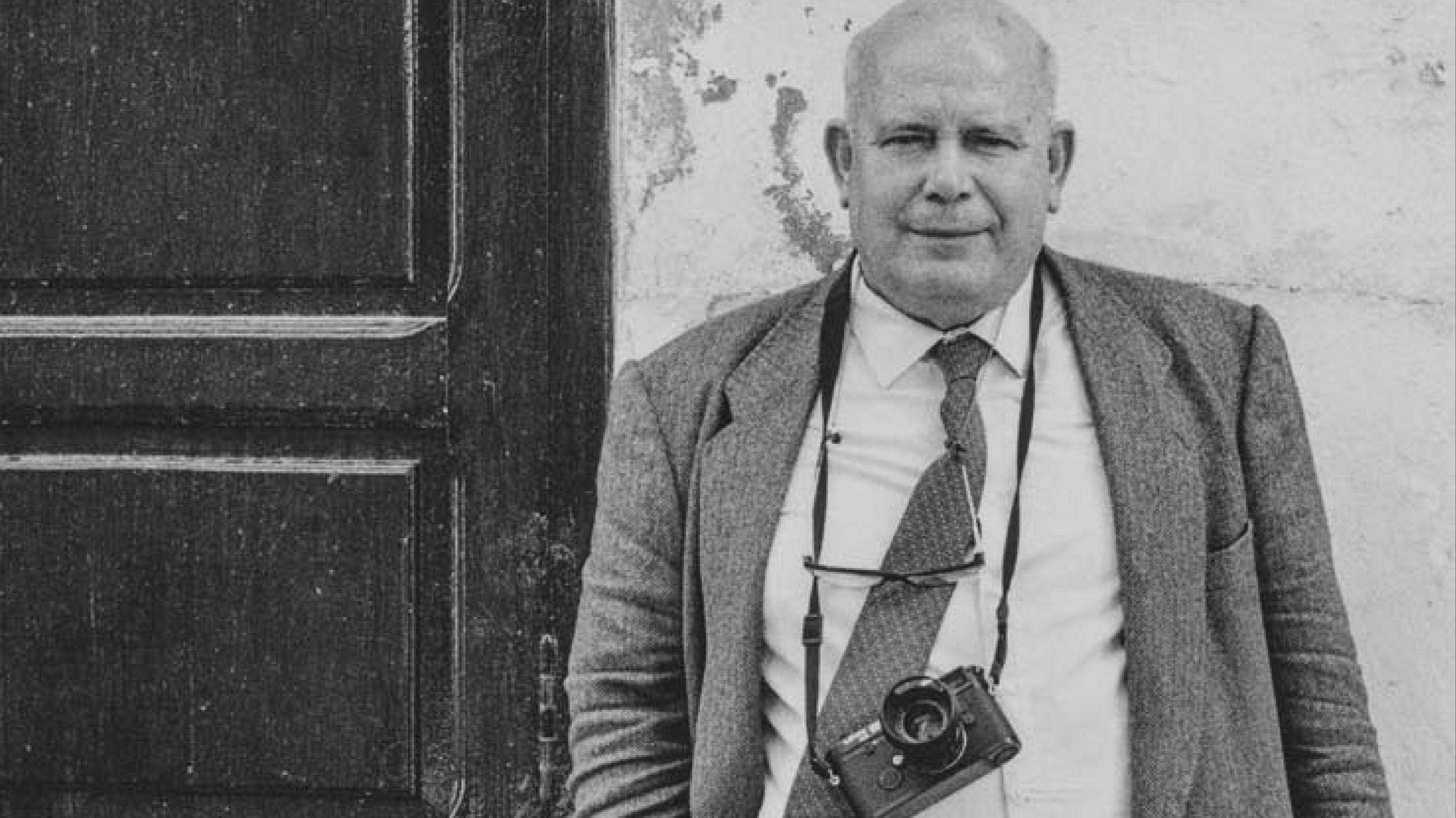 El fotógraf Gabriel Cualladó, amb la càmera al coll El fotógraf Gabriel Cualladó, amb la càmera al coll