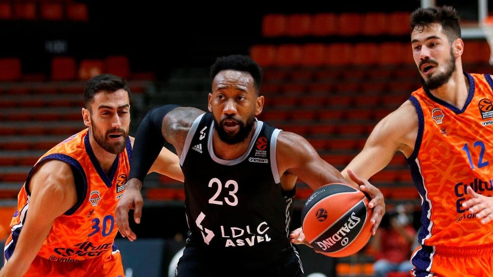 L'aler de l'Asvel, David Lighty, tracta d'avançar davant l'oposició dels jugadors de Valencia Basket, Joan Sastre i Nikola Kalinic
