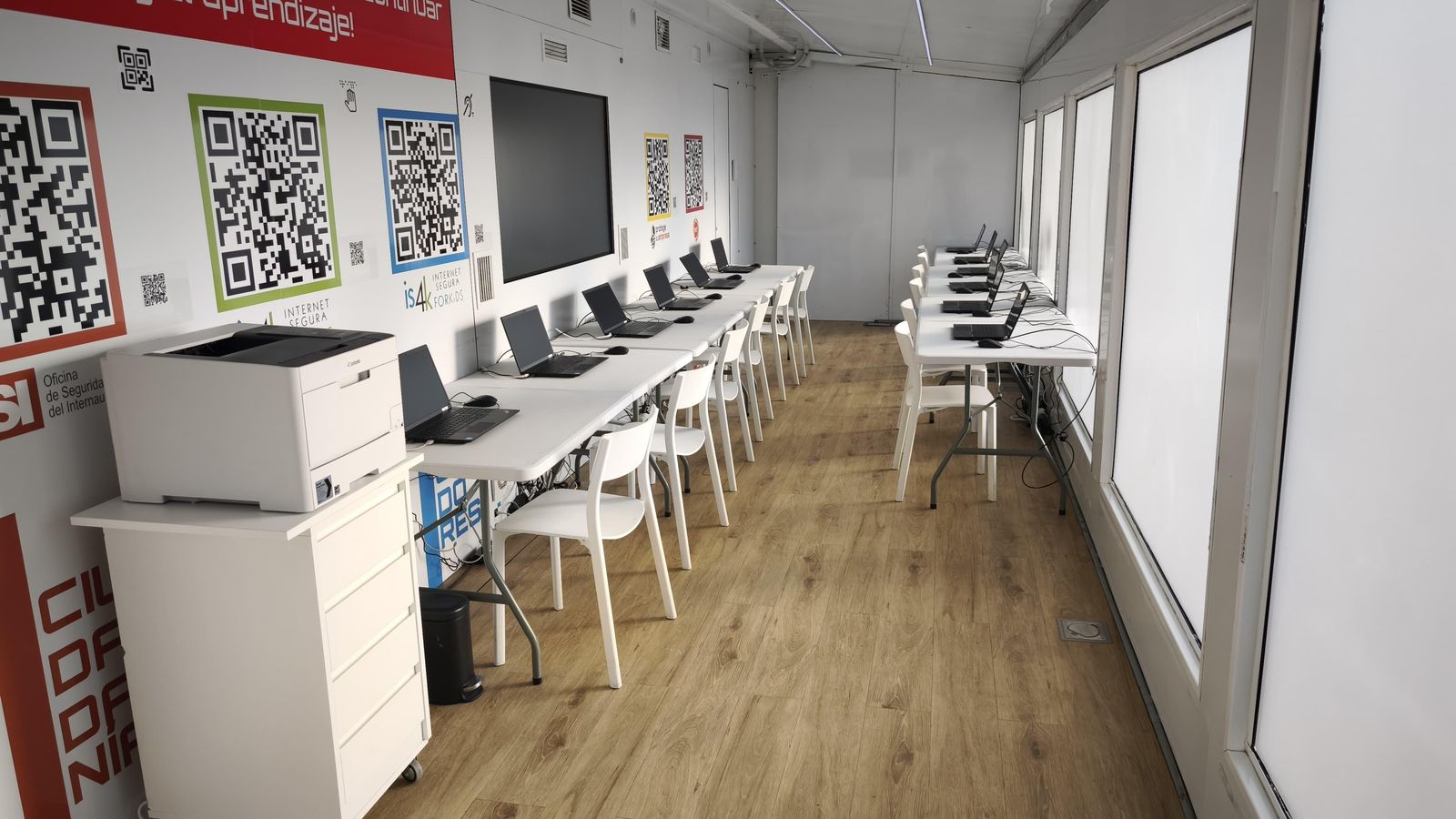 Interior del camió condicionat com a ajuntament provisional a Sedaví