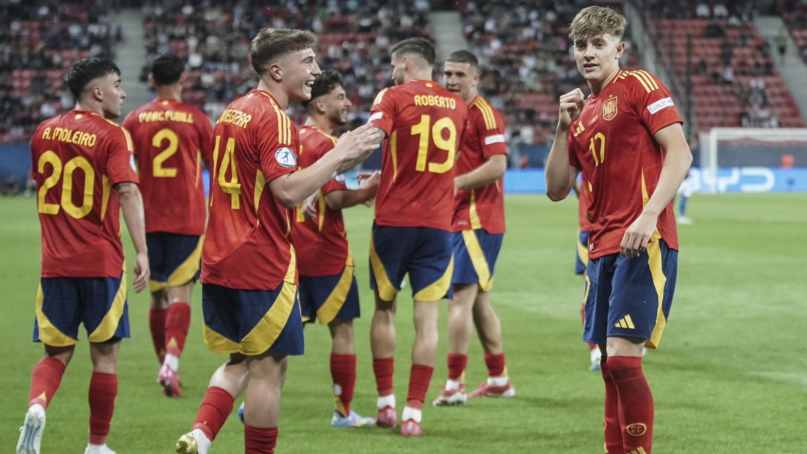 Els jugadors d'Espanya celebren el gol de Jesús Rodríguez
