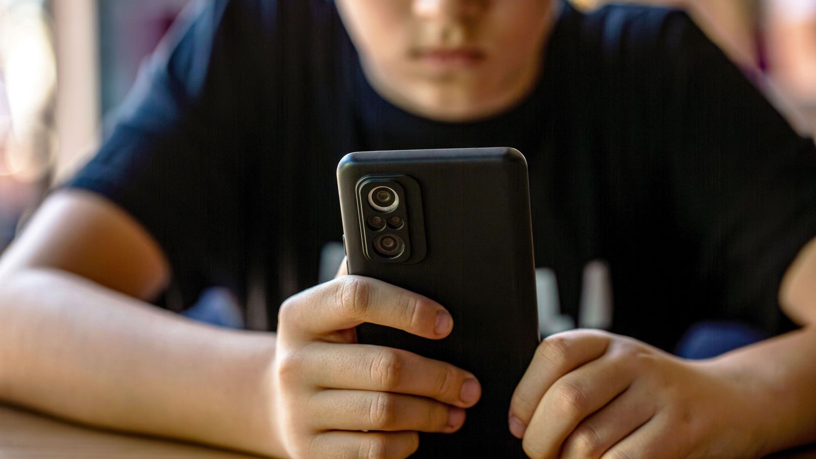 Imatge d'arxiu d'un adolescent amb un telefon