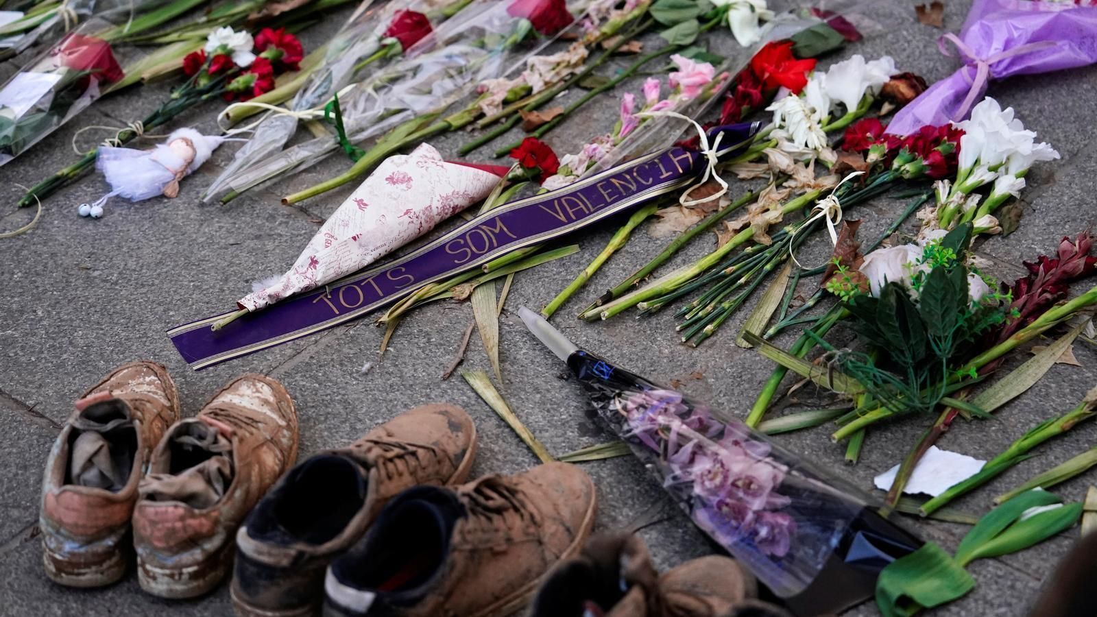 Flors en record de les víctimes mortals de la DANA durant la manifestació en contra de Mazón a València