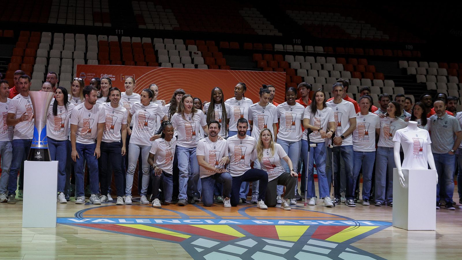 Les jugadores del València Basket celebren el títol de la Lliga a la Fonteta