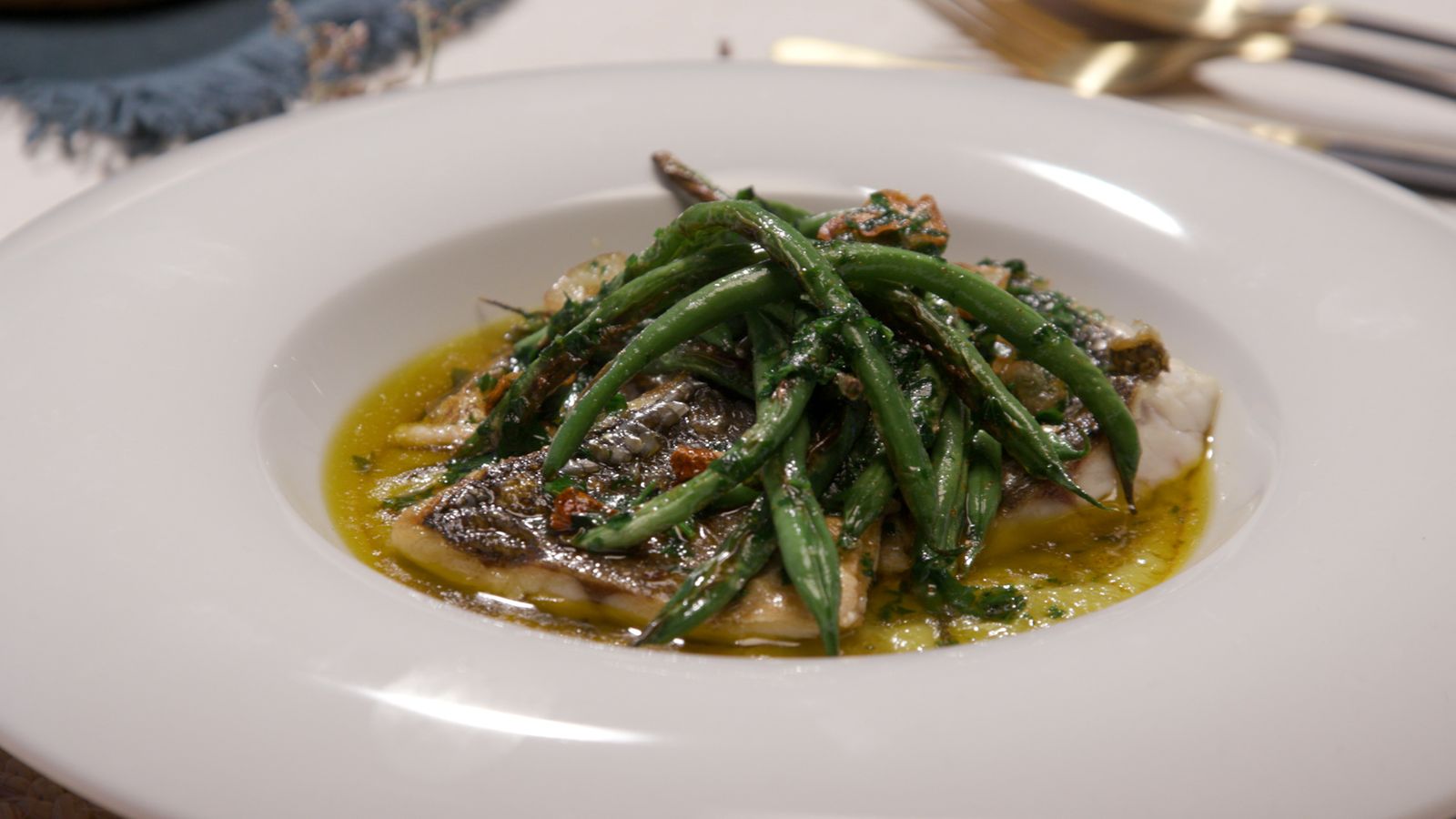 Llobarro amb crema de bollit