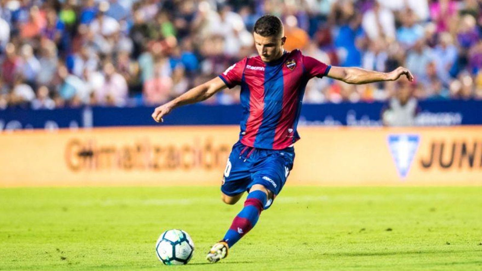 El jugador del Llevant, Enis Bardhi, podria perdre's l'Eurocopa