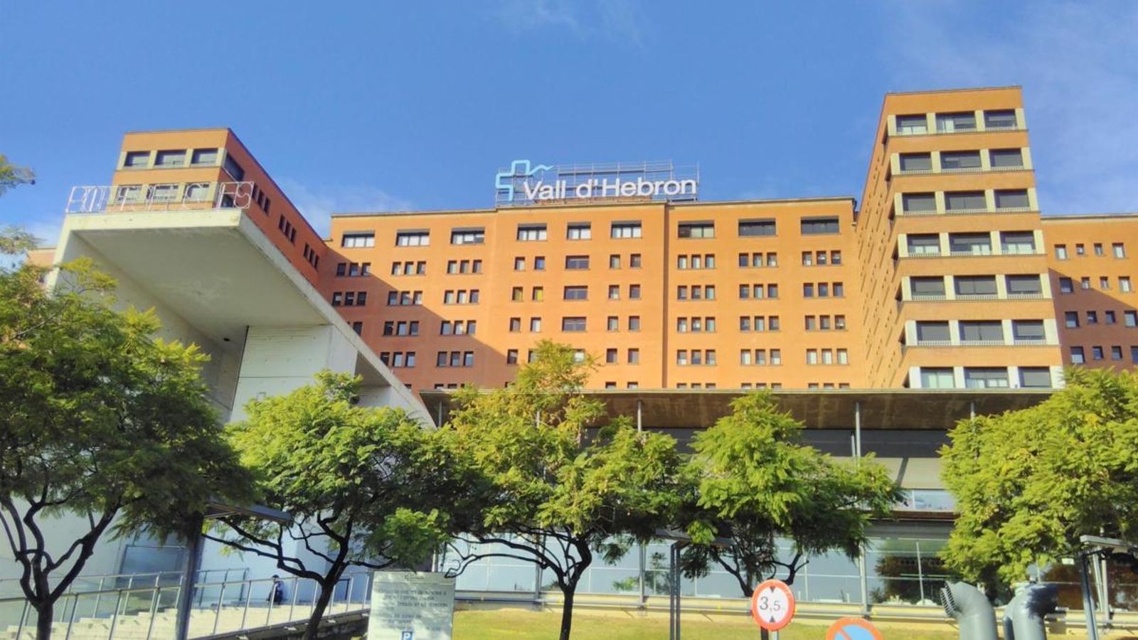 Façana de l'Hospital Vall d'Hebron de Barcelona. Europa Press
