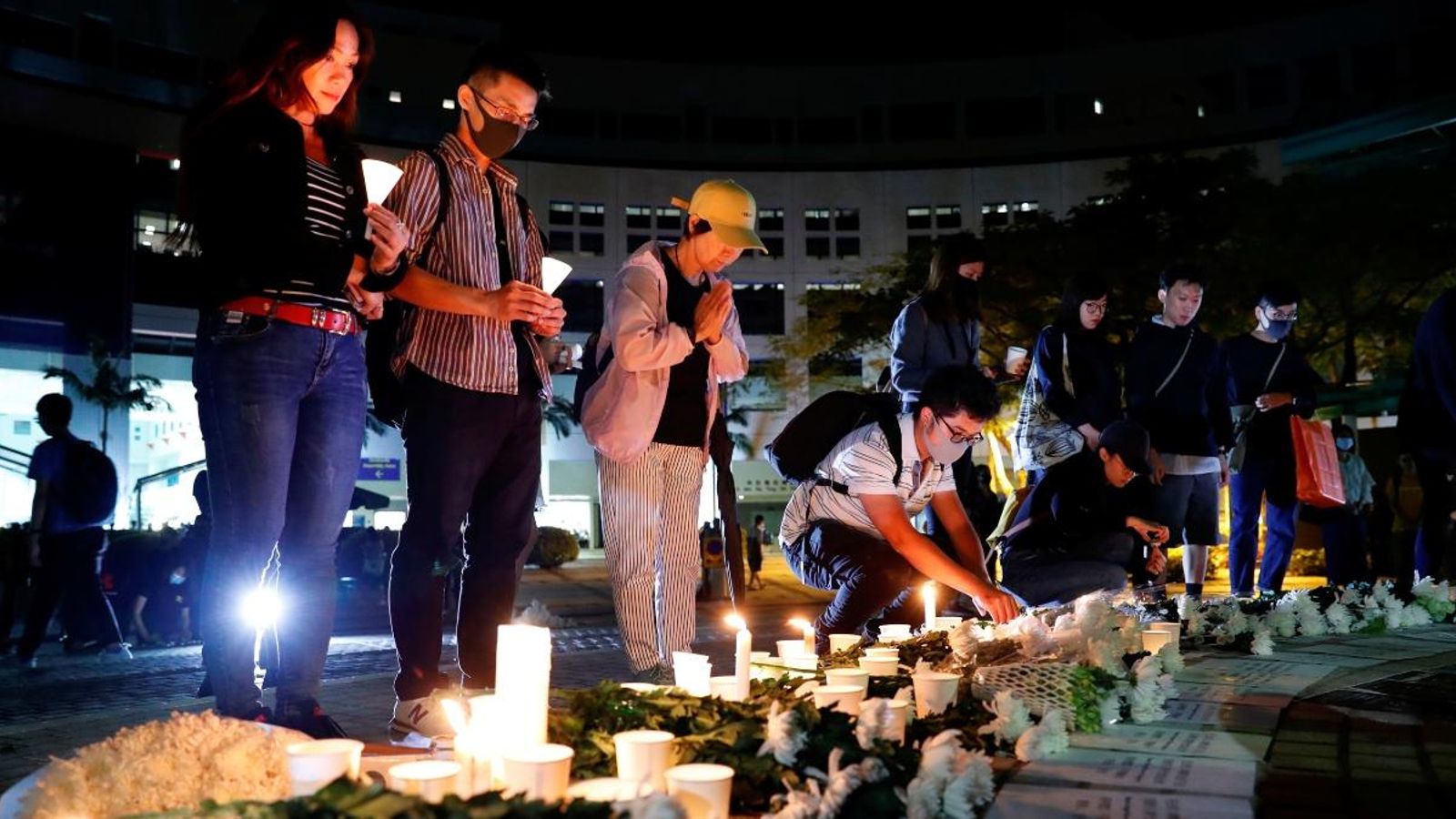 Un grup de persones ret homenatge a l’estudiant que va morir durant les protestes de Hong Kong