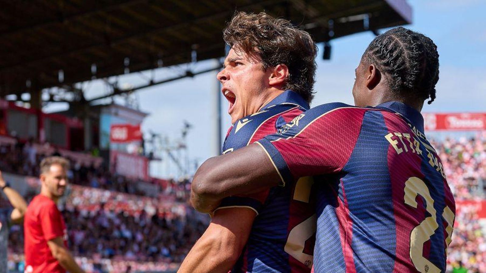 Etta Eyong abraça Carlos Álvarez després del segon gol del Llevant