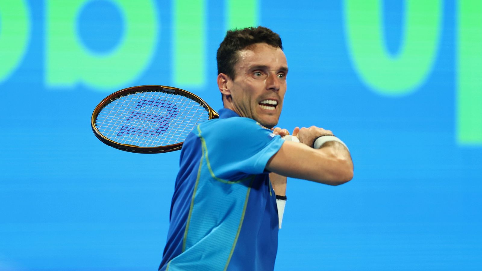 Bautista colpeja una pilota en el torneig de Doha