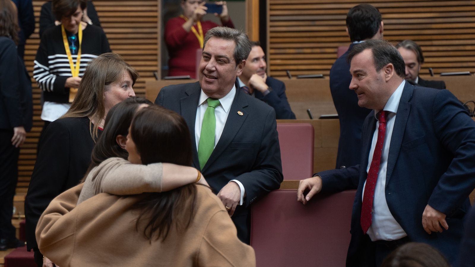 Amb corbata verda, José María Llanos, síndic de Vox