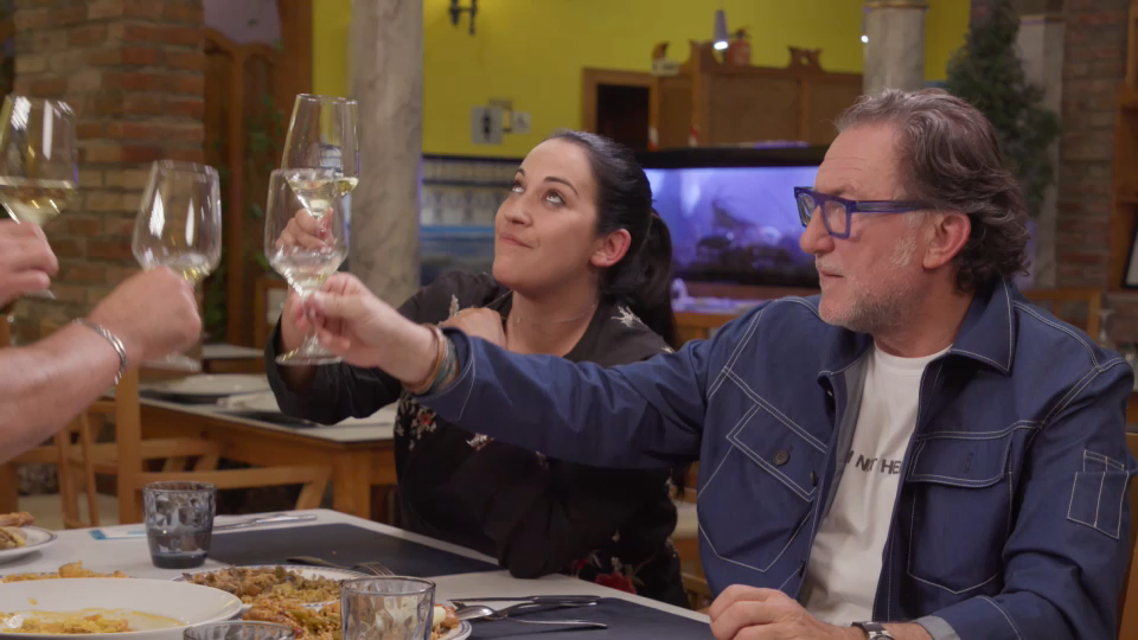 Elena, de La matandeta, mira cap a dalt buscant el seu avi, mentre brinda