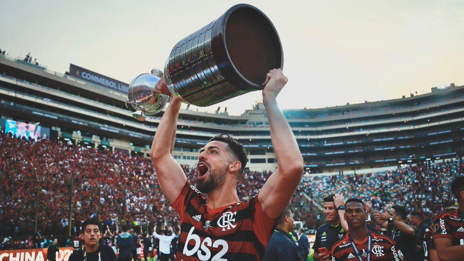 Pablo Marí alça la Copa Libertadores