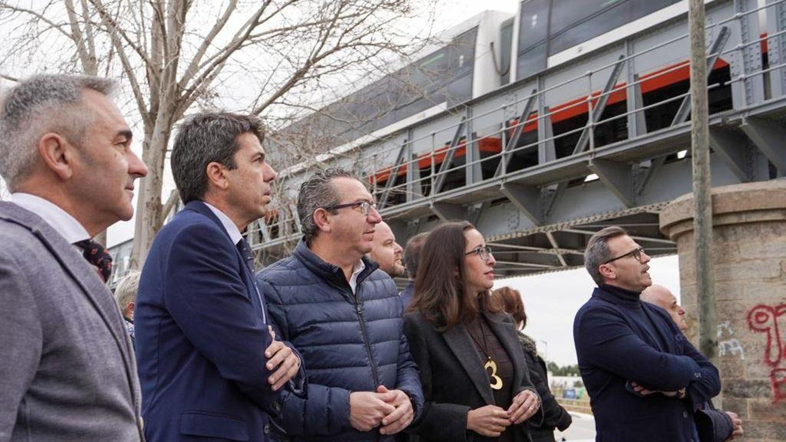 Carlos Mazón, el segon per l'esquerra, junt a uns altres responsables del PP durant la visita, a Altea, de la línia Alacant-Dénia del Tram