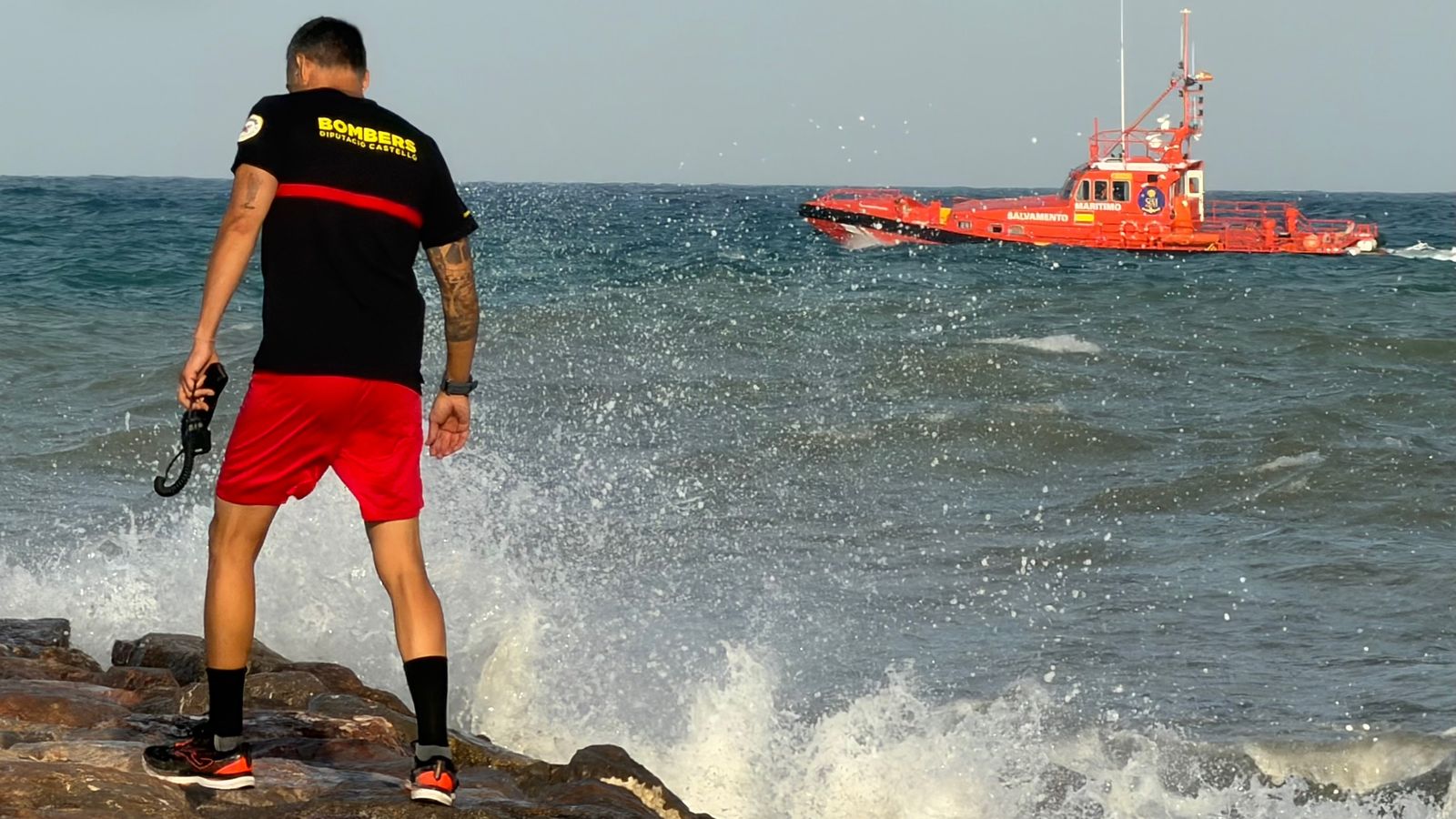 El Consorci Provincial de Bombers de Castelló ha desplegat un operatiu de cerca per terra, mar i aire