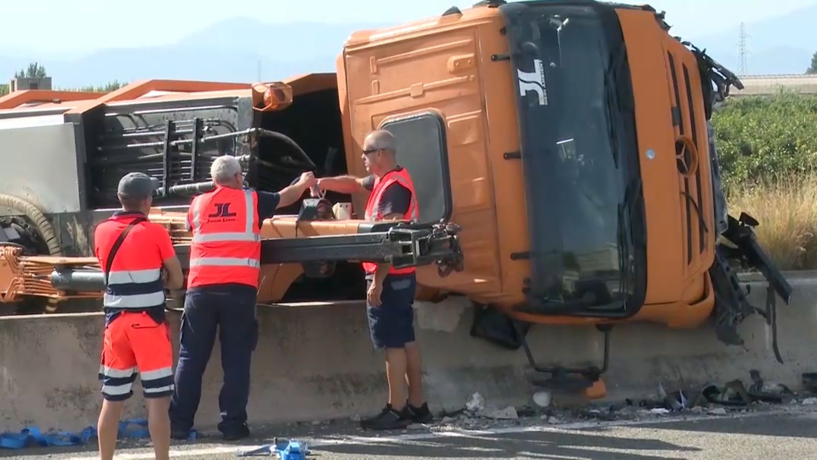 El camió ha impactat amb la mitjana i ha quedat travessat