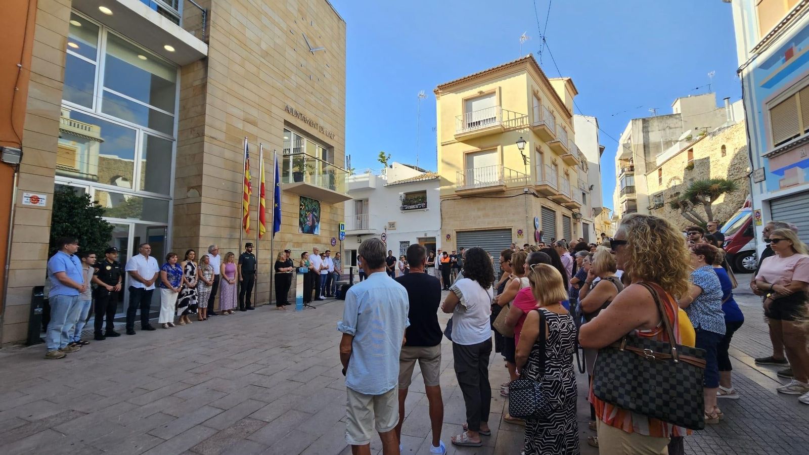 Minut de silenci a la porta del consistori de Calp Minut de silenci a les portes del consistori de Calp