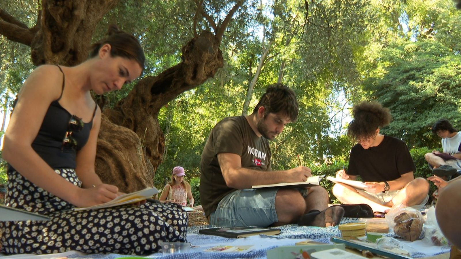 Assistents al València Desgin Fest es congreguen per a dibuixar als Jardins de Monfort