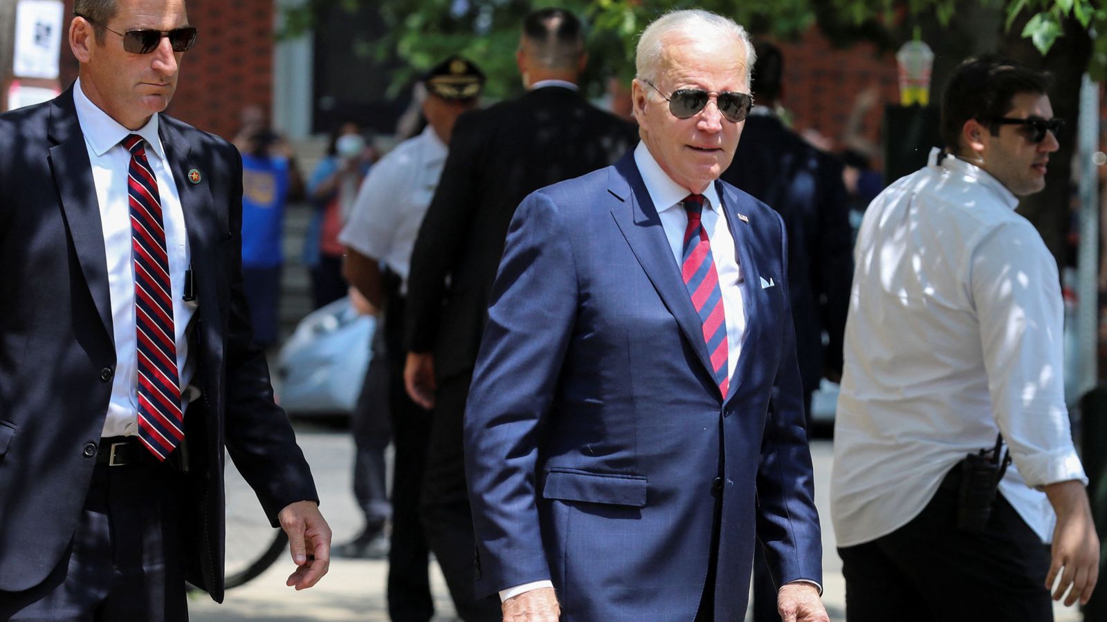 El president nord-americà Joe Biden, a la dreta, arriba a un acte de la universitat de Pennsylvania