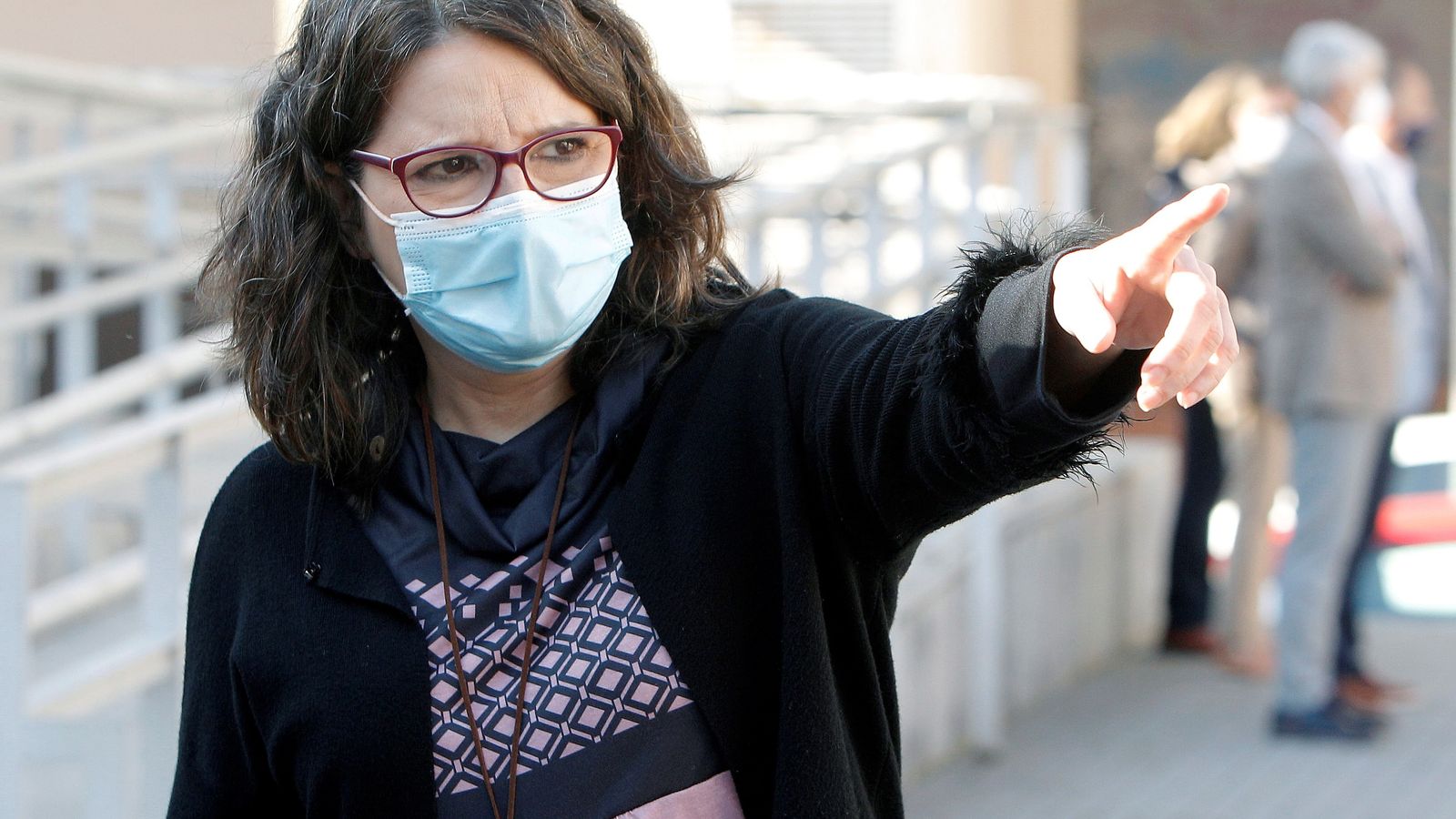 La vicepresidenta i portaveu del govern valencià, Mónica Oltra, abans d'iniciar el ple del Consell a Guardamar del Segura,