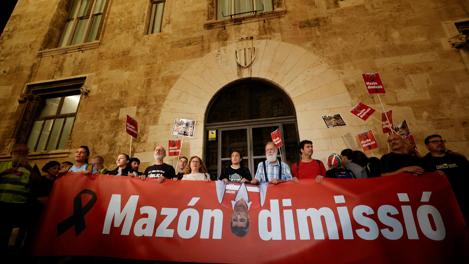 Manifestants demanen la dimissió del cap del Consel, Carlos Mazón, a les portes del Palau de la Generalitat