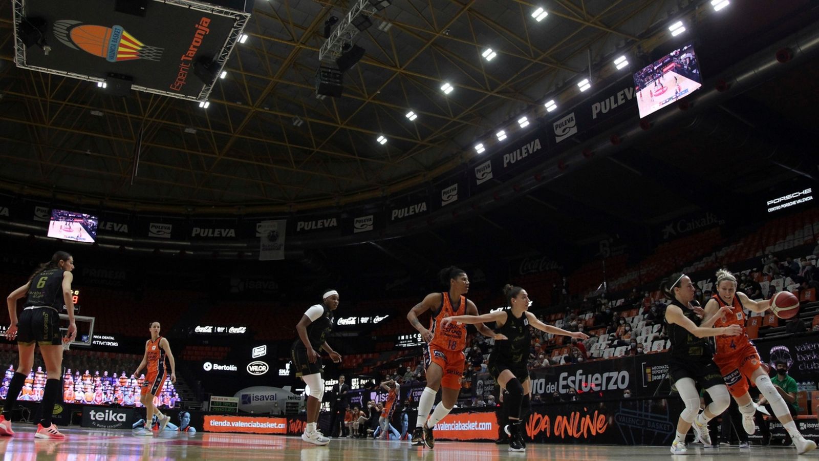 Les jugadores del València Basket, en una jugada d'atac