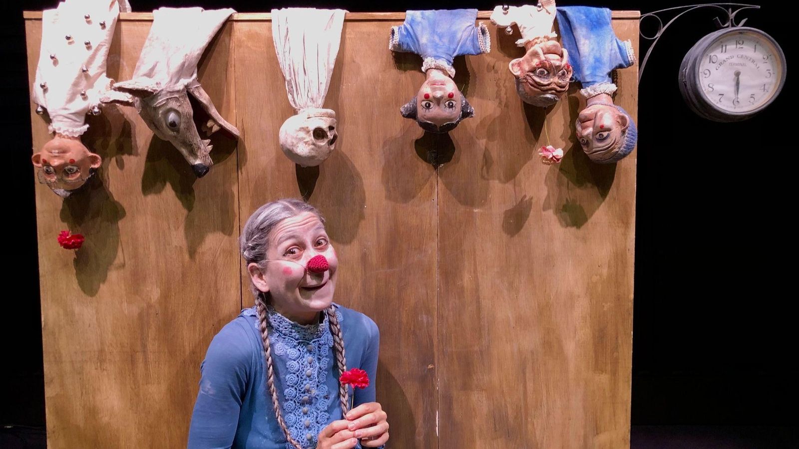 Els titelles i l'actriu que protagonitzaran un dels espectacles compresos en la MIT, Estación Paraíso, de la companyia La Maquiné