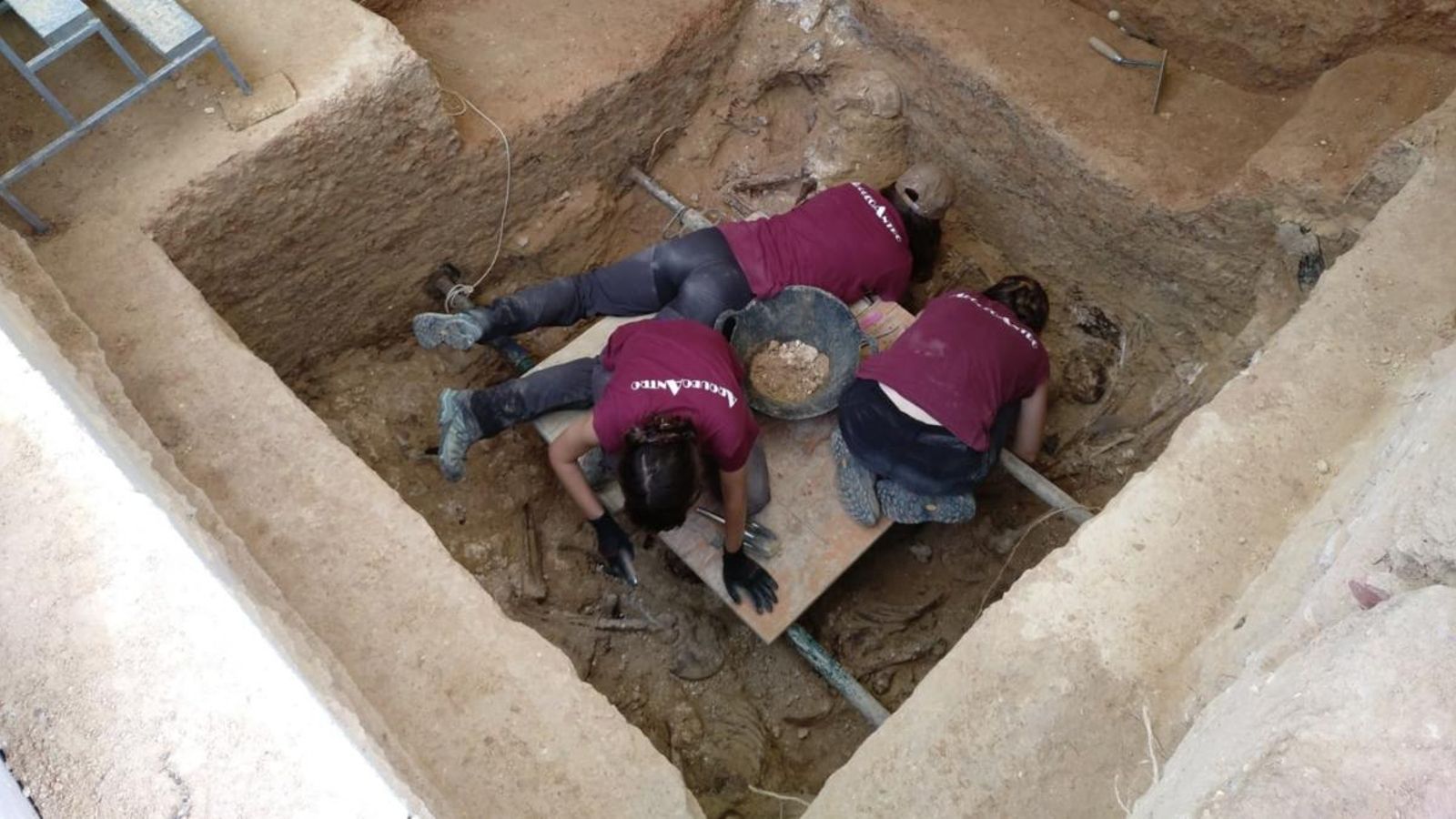 Han comptabilitzat almenys deu esquelets a poc més de metre i mig de profunditat