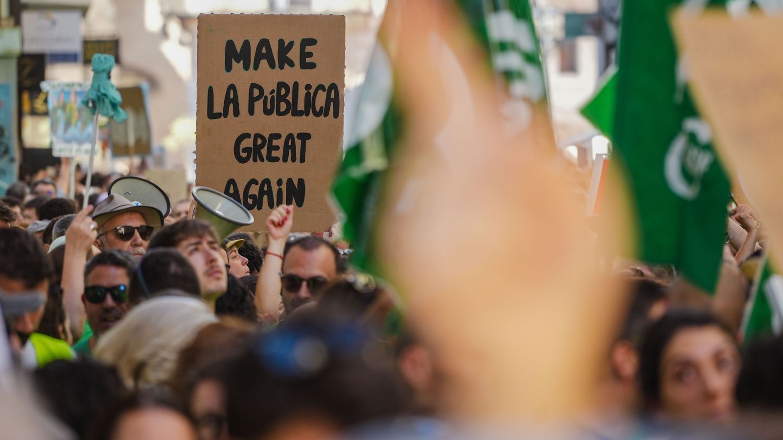Al voltant de 300 càrrecs de direcció i gestio de centres públics van presentar la dimissió durant la vaga educativa